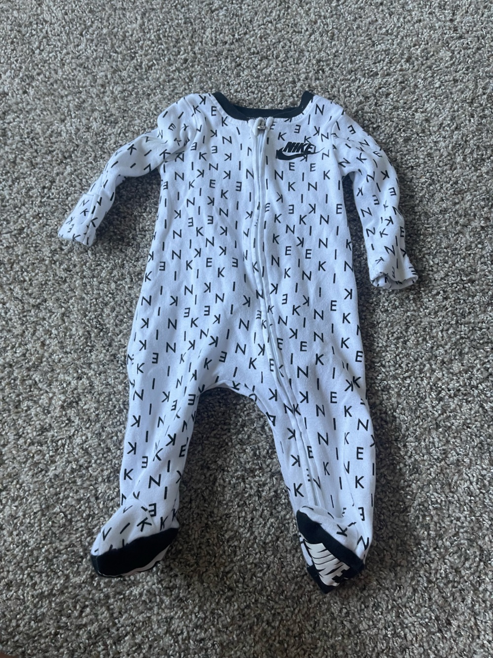 Nike White and Black Letter-Print Footed Kids Pajamas